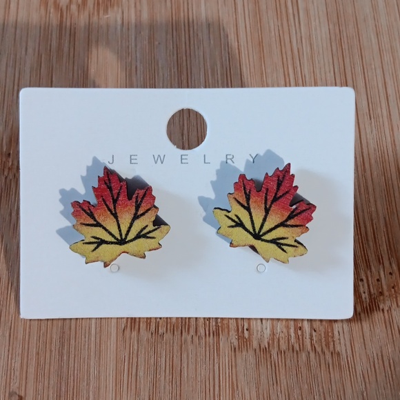 HP!🍁🍂 Autumn Maple Leaf Wood Earrings New! - Picture 1 of 4
